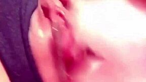 淫荡的自拍女孩用剃光的阴户挑逗，狂野的喷水独奏p-2