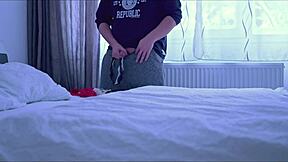 Betrapt bij rukken door buurmeisje in lingerie.