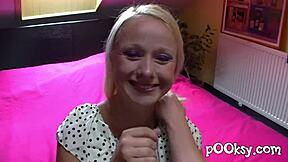 Sladka Cat Pokazuje Veliko Rit v Pantyhose Specialu