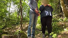 MILF με μεγάλα φυσικά βυζιά με κάνει να σπέρνω εξωτερικά γρήγορα