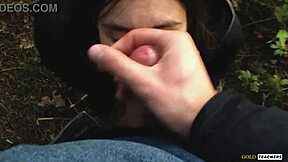 Jonge 18+ verlegen Russische meid slikt sperma in Duitse bos POV