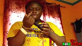 Ei, tô no telefone com o marido enquanto o porteiro me fode com dildo enorme