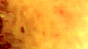 Tarkka likaisien jalkojen nuoleminen fetissikohtauksessa