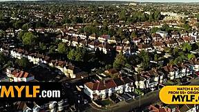 Milf curvilínea se somete al doctor para frotar coño y follar en terapia hospitalaria