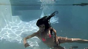 Стройная брюнетка MILF Софи Мари жестко трахнута в бассейне на улице. Групповуха разгорается под водой.