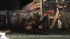 Chicas calientes compiten en concurso sucio de camisetas mojadas