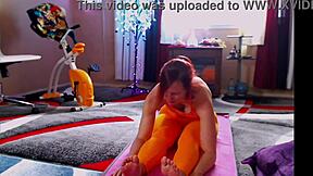 Η Aurora Willows Τεντώνεται Ξυπόλυτη σε Στενά Κίτρινα Γιόγκα Παντελόνια