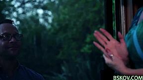 إيلاج مؤخرة نجمة إباحية بالأصابع ووجهها مغطى بالسائل بعد الجماع الجماعي