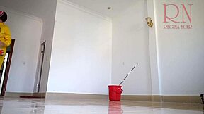 Naakte dienstmeid schoonmaakt kantoor gang zonder slipje in wild tafereel