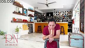 Hübsche Lady im roten Kleid meistert Dildo-Footjob draußen