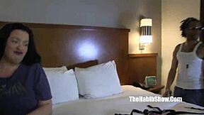 Bunny Skye sente prazer intenso enquanto Dallas Stroke fode seu corpo escravo