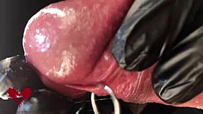 这是极致特写乳胶手套尿眼视角... 如此激烈的射精！