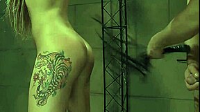 Kaunis masokistinen kaunotar sidottuna cowgirl-ajossa, kasvonaidettu suuriin kumin orgasmeihin