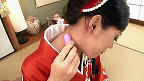 毛茸茸日本阴道被手指和填充。浓密鸡巴滴精里面。