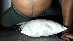 Muskulös kille stöter kudde längtande att nagla student