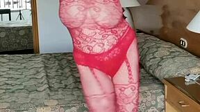 Mariiny staré obří přirozené prsy poskakují nahé v body stockingech