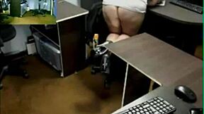 Zamestnanec chytený pri relaxe v práci