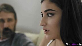 Kruti očim Steve Holmes kaznuje kurbo Emily Willis z brutalnim OTK špankom