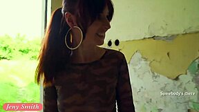 Тайна мисия: Дженй Смит се промъква гола в изоставена сграда