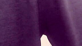 gaste85 pega mijando no banheiro, se sentindo tão exposta agora