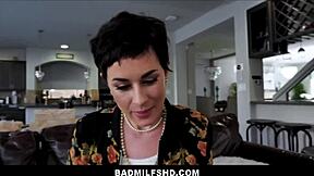 Velike sise devojka 18+ pastorka kaže, pridruži se trojci sa milf maćehom Angel Olive Glass i Brock Cooper