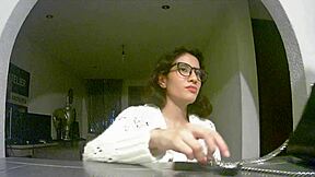 就職面接中に万引きした痩せた女の子が罰を受ける