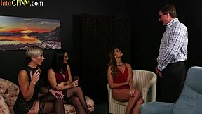 CFNM классные милфы сосут и дрочат кончающий член в группе