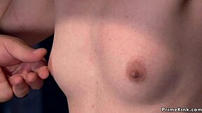 V drevenom prostredí otrok znáša bičovanie