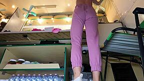 Alice ukazuje pod sukňu v práci prvýkrát