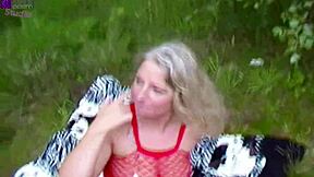 Уау, виж тази курва гълта сперма и пикня на обществено място за почивка! Луди работи, нали?