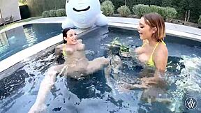 Angela White - Büyük Göğüslü Bikini Lezbiyenleri