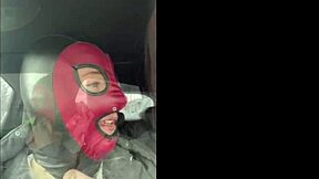 Zakaj me ponižuješ z vibratorjem in lisicami v avtu?