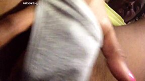 Mão escorrega na tanga enquanto amiga dorme perto