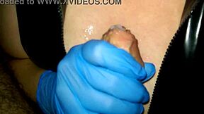 Babe montok dalam sarung tangan lateks bagi handjob basah kepada kontol tebal untuk pancutan krim di atas tetek 36dd