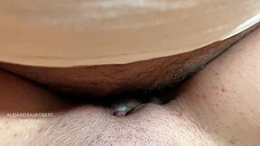 Jeg blir overveldet av den utrolige ræva til denne spanske baben som knulles to ganger daglig med creampie