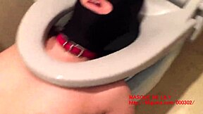 Besettelseslek med maskert asiat som menneskelig juletre