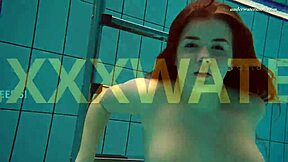 Hej, chceš vidět podvodní mořskou vílu Vestu, tu nadrženou teenagerku 18+, jak se divoce prská v bazénu?