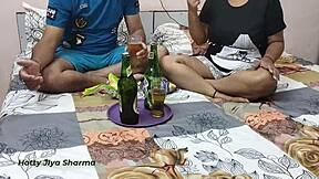 Kylän täti pitää hauskaa juhlassa viinin kanssa ennen villiä hauskaa miehensä kanssa