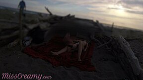 واو، غرباء يمسكون زوجتي تمسحني على شاطئ عاري! 😲