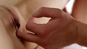 ¡Oye, mira a esta chica arrebatadora siendo cogida duro!