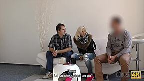 Plavuša tinejdžerka prilazi komšiji za lizanje i POV kukold akciju u Hunt4k realnosti