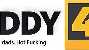 Heyecanlı Üvey Baba Oğlunun Kız Arkadaşını Adam Duş Alırken Baştan Çıkarıyor