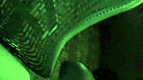 Ντροπαλή μαύρη κοπέλα 18+ πνίγεται σε πρώτο blowjob