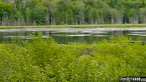 Brunetta e rossa si esplorano al lago insieme