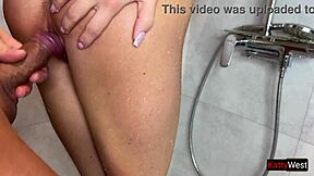 Mokra brunetka uživa v vročem seksu v tušu z intenzivnim oralom