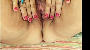 Acercando zoom a la madura coño bbw gorda de la abuela para detalle crudo