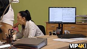 ब्रूनेट लेंडर से कैश सेक्स के लिए हां कहती है