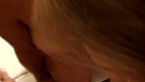 Hiivimme kylpyhuoneeseen intensiivistä kurkkua varten. Poikaystäväni iso kyrpä jännittää kun ystävä nukkuu hotellissa!