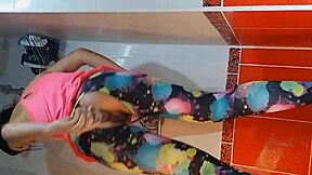 Čůrání a close-up hraní s dildem ve sprše v tělocvičně po tréninku. Je to tak intenzivní!