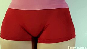 ¡Tío, me encanta mostrar mi cameltoe en shorts ajustados con ese coño grande afeitado! Hay que provocar, ¿no?
